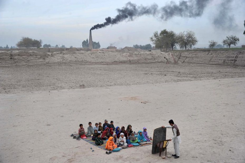 Professor afegão dá aula para crianças em campo de refugiados localizado em Nangarhar, Jalalabad. 