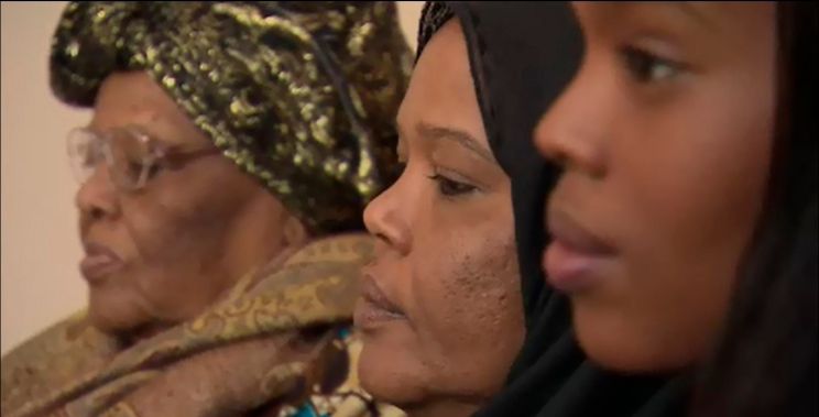 Mulheres de família somali - Fatma (a esquerda), Lu (filha de Fatma ao meio) e Samira (neta de Fatma direita). Fatma e Lu foram submetidas a circuncisão feminina, já Samira nascida no Reino Unido não passou pela multilação. (Imagem: BBC Brasil) 